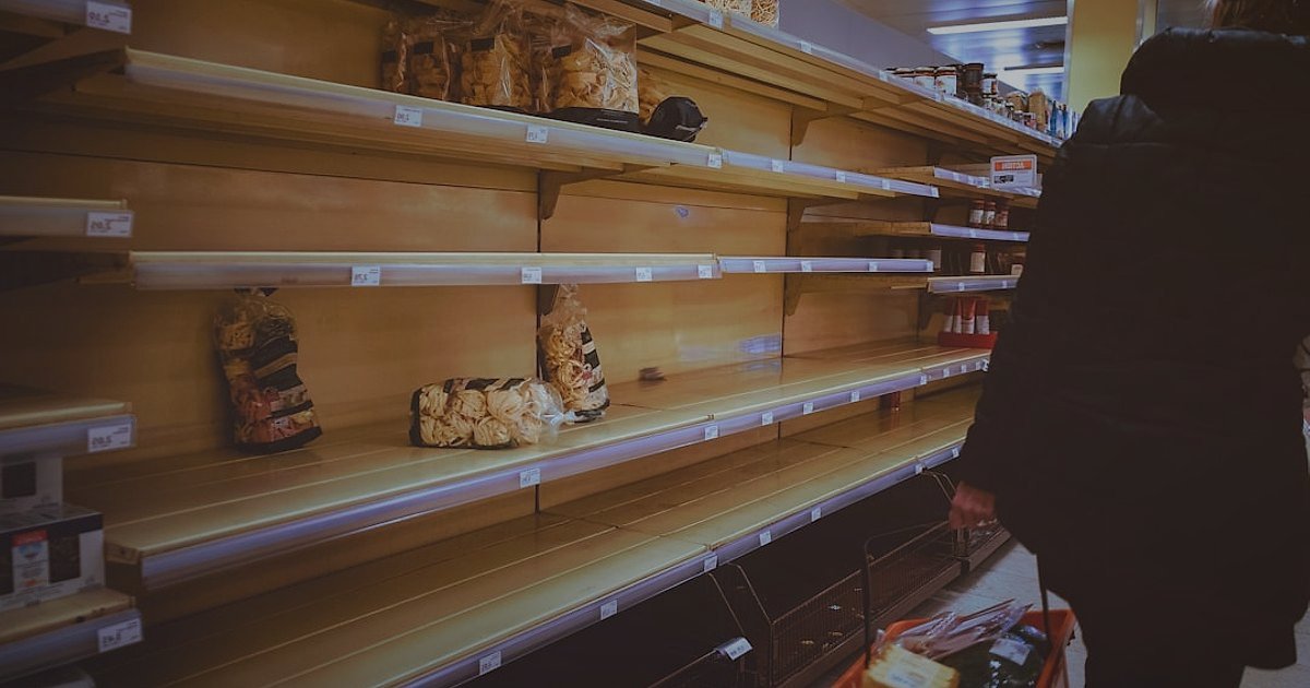 Erkek Bebek Giyimde Stok Yok Sorunu: 2026'da Tedarik Zinciriyle Süreklilik Sırları - frustrated customer looking at empty shelf online store