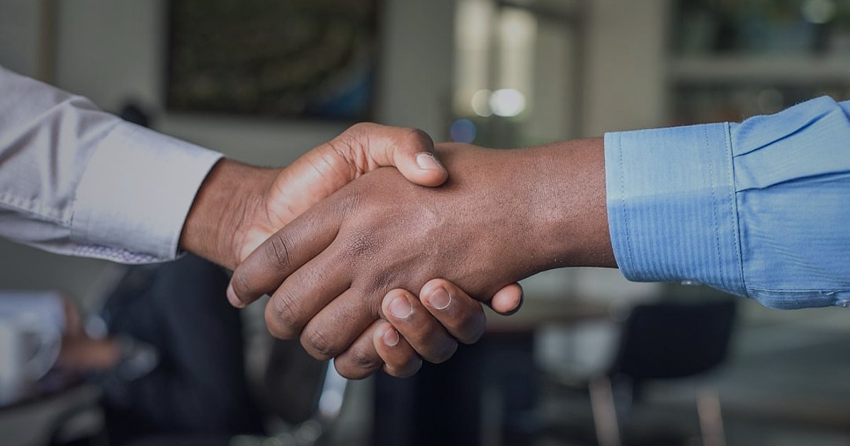 Erkek Bebek Giyimde Stok Yok Sorunu: 2026'da Tedarik Zinciriyle Süreklilik Sırları - diverse group of people shaking hands agreement deal