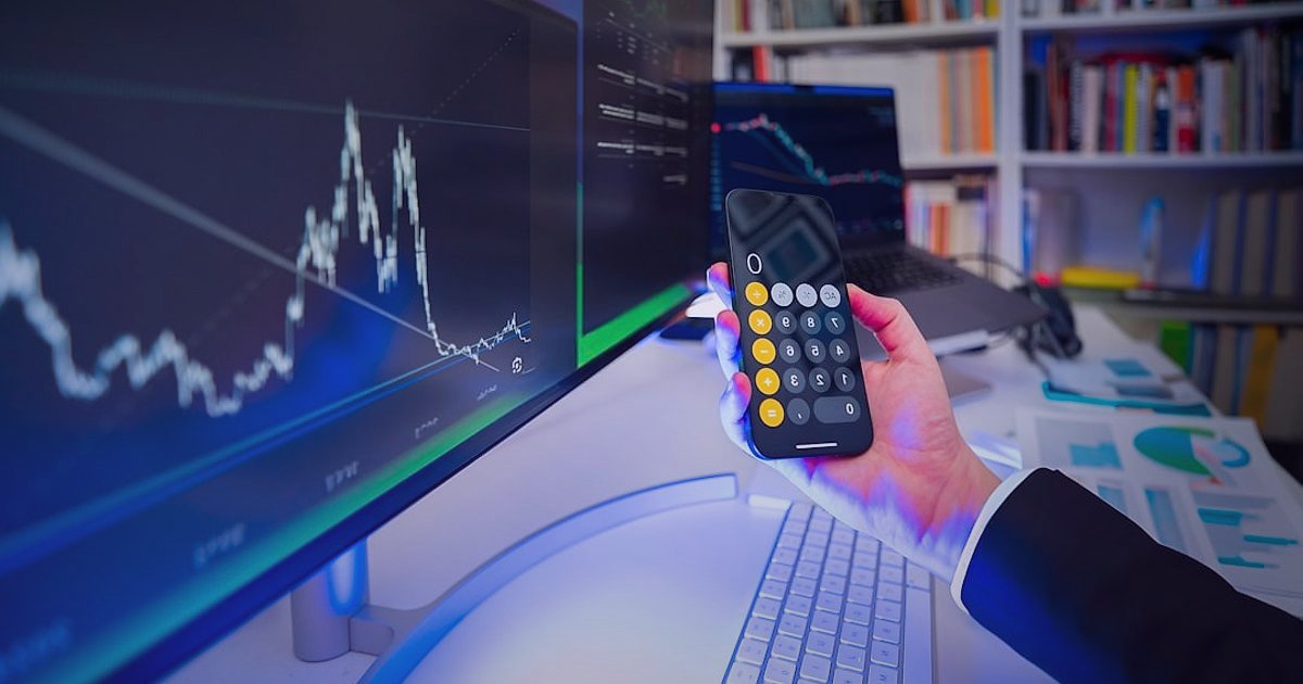 Erkek Bebek Giyimde Stok Yok Sorunu: 2026'da Tedarik Zinciriyle Süreklilik Sırları - person analyzing sales charts on computer screen