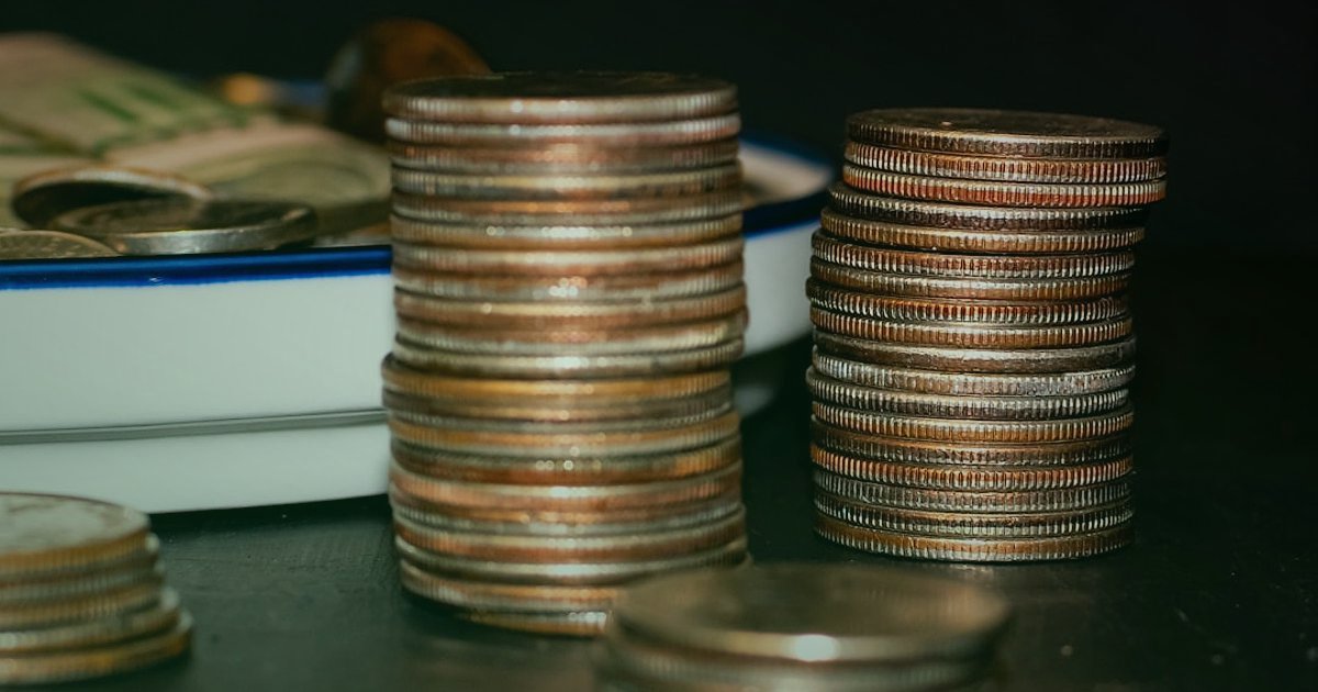 Erkek Bebek Giyimde Stok Yok Sorunu: 2026'da Tedarik Zinciriyle Süreklilik Sırları - stack of coins next to baby clothes outfit