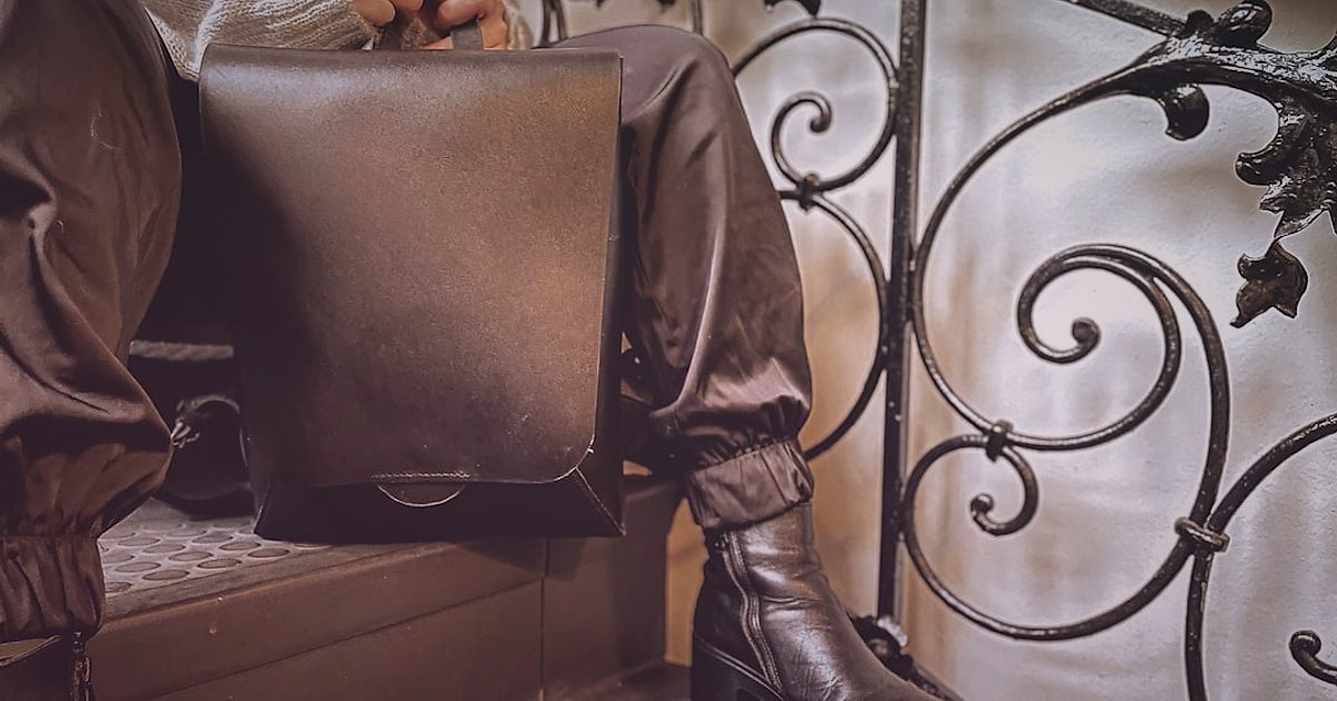 Erkek Çanta Satışında Başlangıç Hataları: 2026'da Dropshipping Kazançlarınızı Korumak İçin İpuçları - man browsing luxury leather bags online