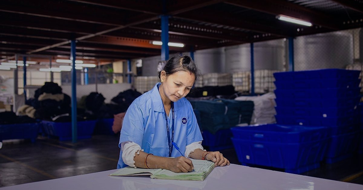 Erkek Çanta Satışında Başlangıç Hataları: 2026'da Dropshipping Kazançlarınızı Korumak İçin İpuçları - warehouse worker checking inventory on tablet