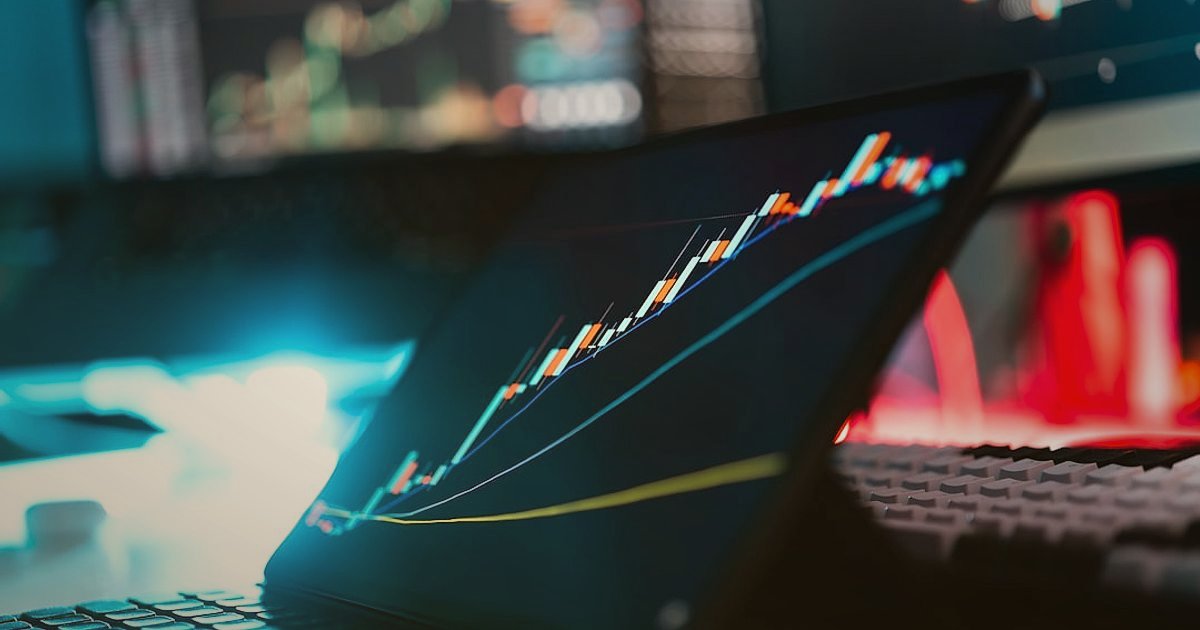Erkek Çanta Satışında Başlangıç Hataları: 2026'da Dropshipping Kazançlarınızı Korumak İçin İpuçları - graph showing declining profit margins on laptop screen