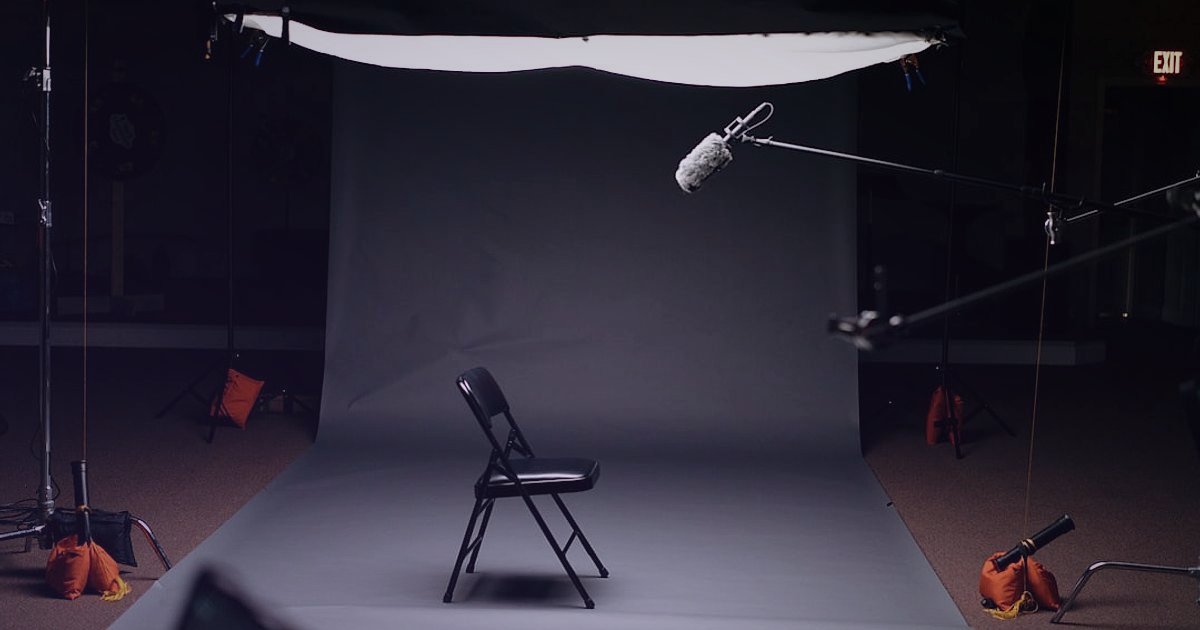 Erkek Çanta Satışında Başlangıç Hataları: 2026'da Dropshipping Kazançlarınızı Korumak İçin İpuçları - professional studio photography setup for a men's briefcase