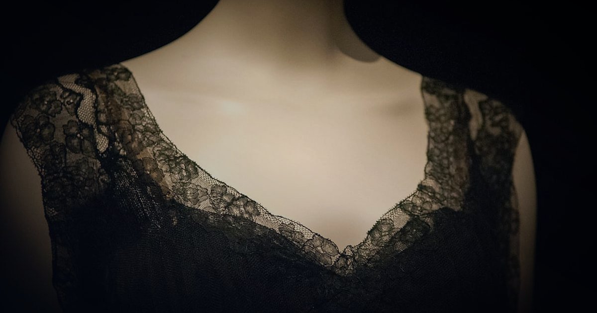 Erkek Fantezi Body & Bodysuit: Güvenilir Tedarikçi Bulma ve Doğrulama 2026 - detailed close-up of intricate stitching on a black lace bodysuit
