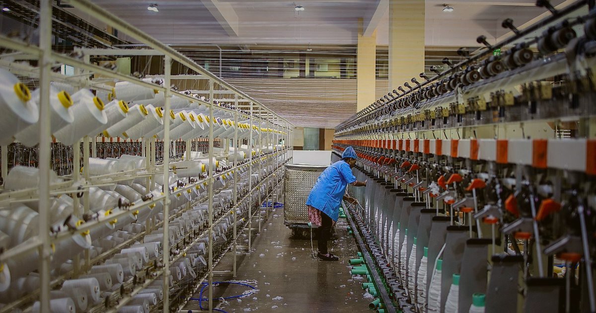 Erkek Fantezi Body & Bodysuit: Güvenilir Tedarikçi Bulma ve Doğrulama 2026 - person examining fabric swatches at a textile manufacturing facility