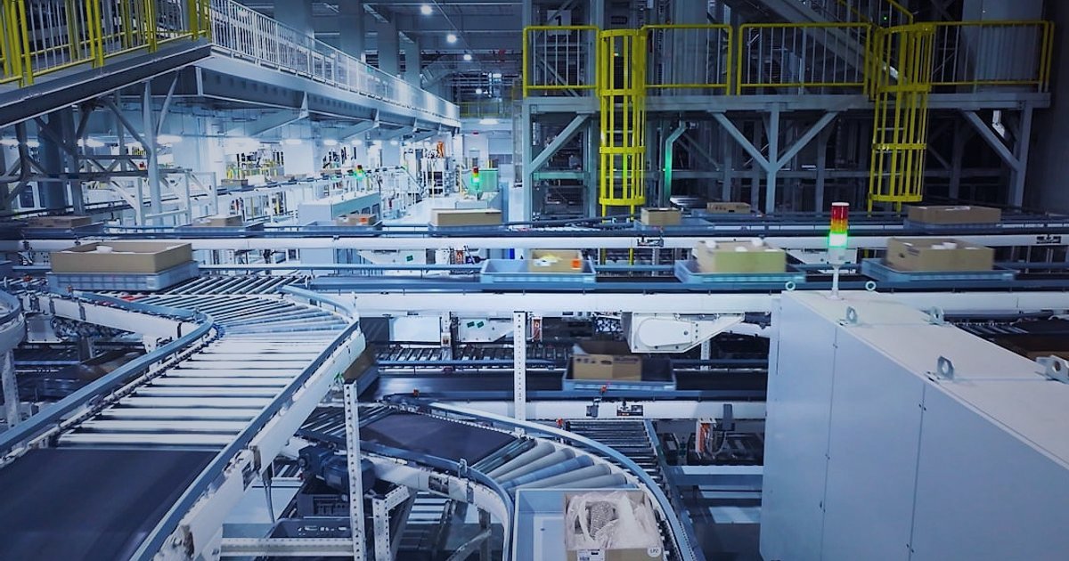 Erkek Giyim Dropshipping: 2026'da Kargo, Paketleme ve Teslimat Çözümleri - warehouse worker sorting various clothing packages on conveyor belt