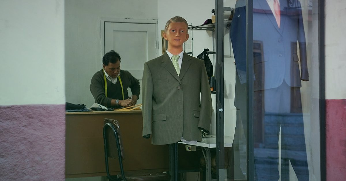Erkek Giyim Dropshipping: 2026'da Kargo, Paketleme ve Teslimat Çözümleri - customer inspecting returned men's jacket for quality control