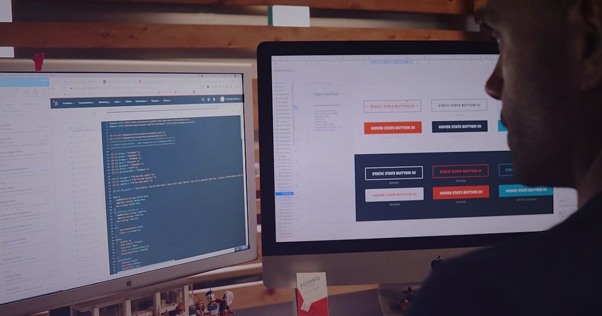 Erkek Giyim Dropshipping: 2026'da Kargo, Paketleme ve Teslimat Çözümleri - multiple screens displaying logistics software dashboards and order tracking