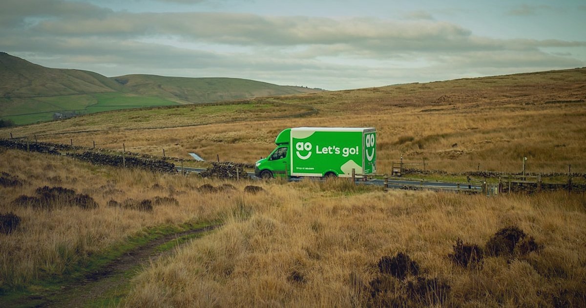 Erkek Giyim Dropshipping: 2026'da Kargo, Paketleme ve Teslimat Çözümleri - eco-friendly delivery van loading packages in front of a green wall