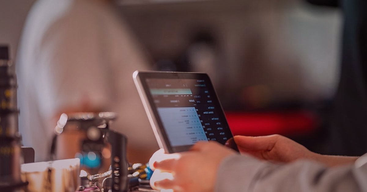 Erkek Giyim Dropshipping: 2026'da Kargo, Paketleme ve Teslimat Çözümleri - person analyzing logistics cost breakdown on a tablet screen