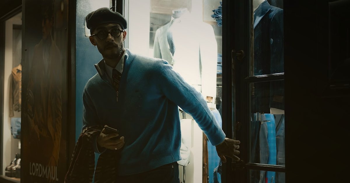 Erkek Giyimde Ürün Açıklaması ve SEO Başlık Optimizasyonu: 2026 Zirve Stratejileri - male model trying on stylish jacket in modern retail store