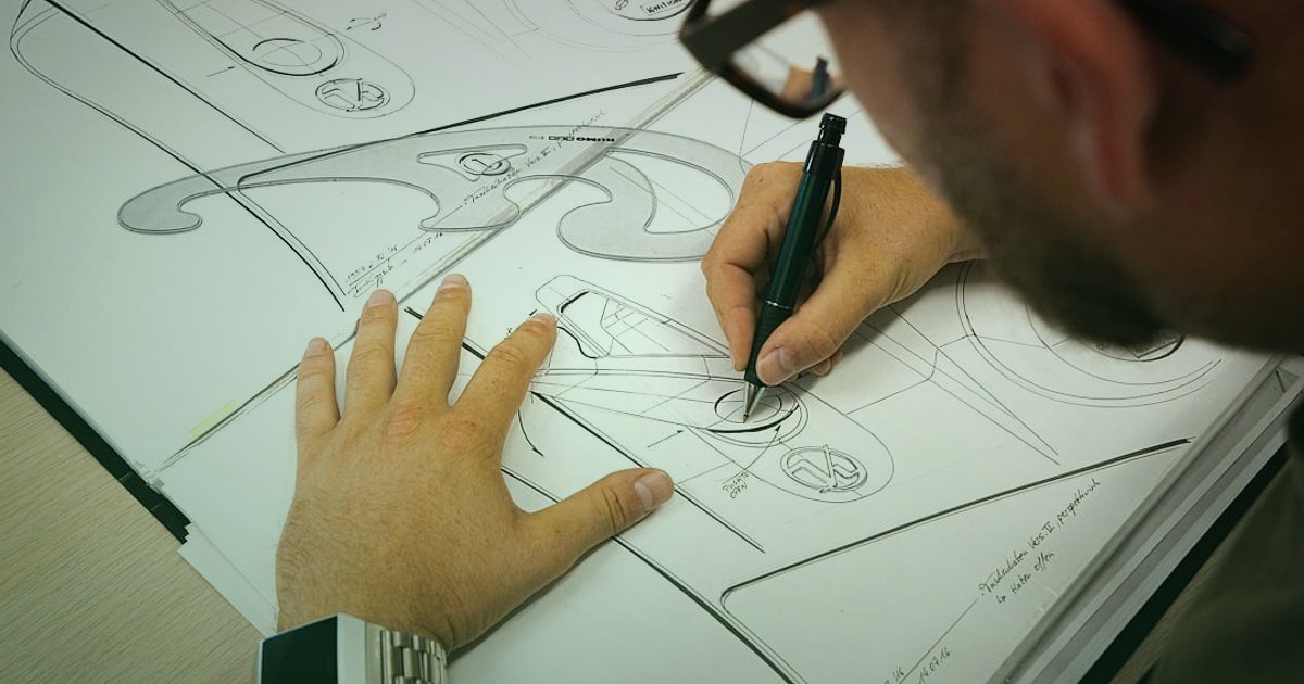 Erkek Giyimde Ürün Açıklaması ve SEO Başlık Optimizasyonu: 2026 Zirve Stratejileri - creative designer sketching product title ideas on a tablet