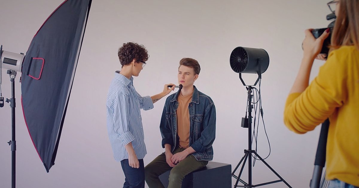 Erkek Giyimde Ürün Açıklaması ve SEO Başlık Optimizasyonu: 2026 Zirve Stratejileri - professional photographer adjusting lighting for men's fashion photoshoot