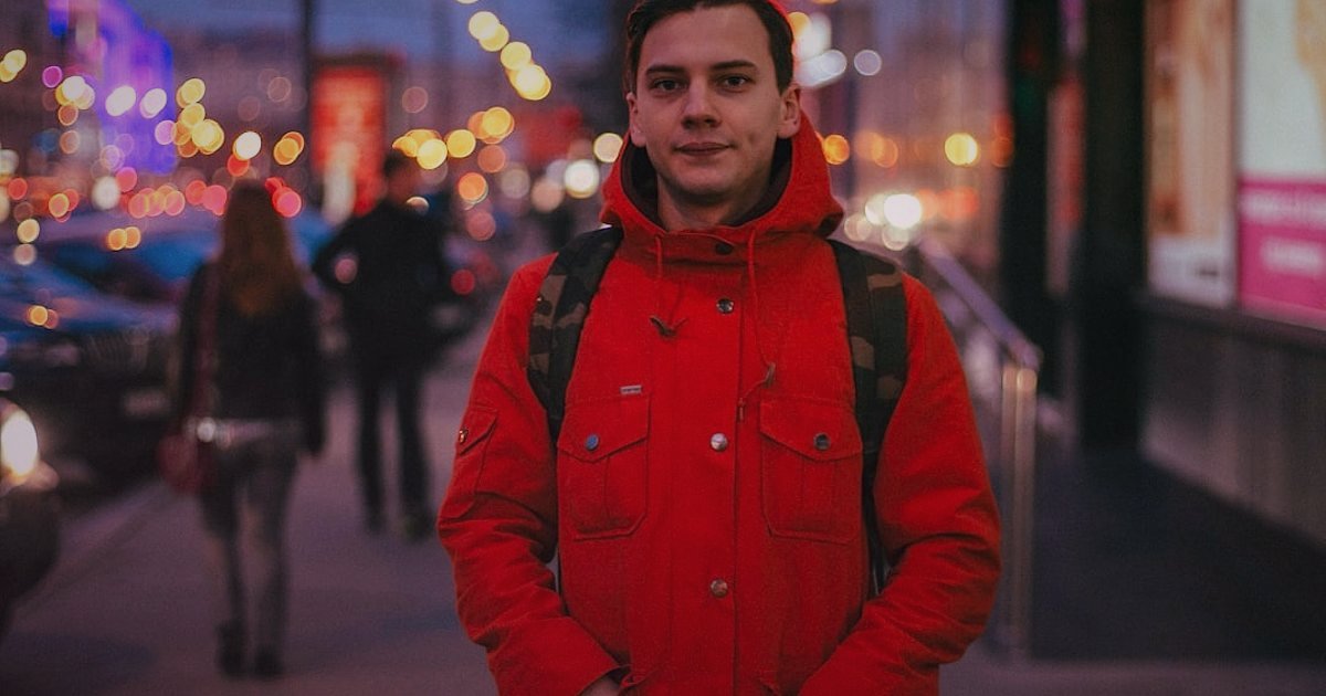 Erkek Pantolon & Jean Alıcısını Anlamak: 2026'da Kimler Satın Alıyor ve Neden? - young man in smart casual outfit walking city street