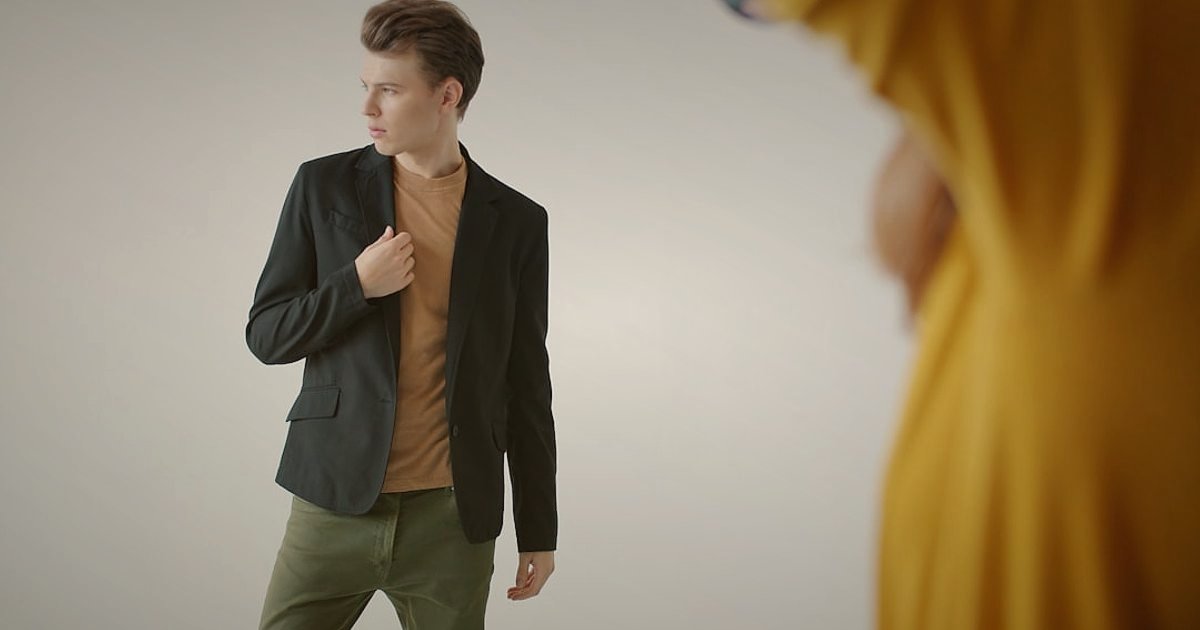 Erkek Pantolon & Jean Alıcısını Anlamak: 2026'da Kimler Satın Alıyor ve Neden? - man in avant-garde fashion outfit posing studio