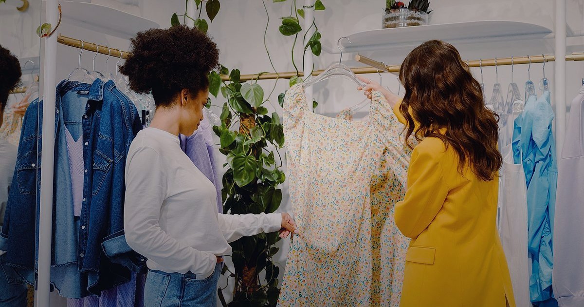 Erkek Pantolon & Jean Alıcısını Anlamak: 2026'da Kimler Satın Alıyor ve Neden? - customer thoughtfully examining clothing label in store