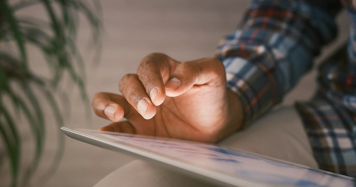 Erkek Pantolon & Jean Alıcısını Anlamak: 2026'da Kimler Satın Alıyor ve Neden? - person using tablet showing targeted advertising dashboard