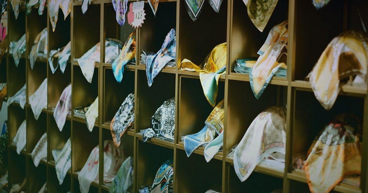 Erkek Pantolon & Jean Alıcısını Anlamak: 2026'da Kimler Satın Alıyor ve Neden? - colorful array of clothing items neatly arranged on shelves