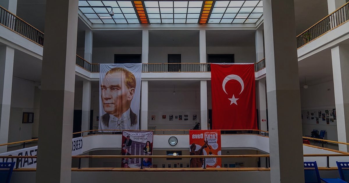 ETBİS Kaydı Nedir? E-Ticaret İçin Zorunlu Mu? 2026 Güncel Bilgi - Turkish government official reviewing digital commerce data