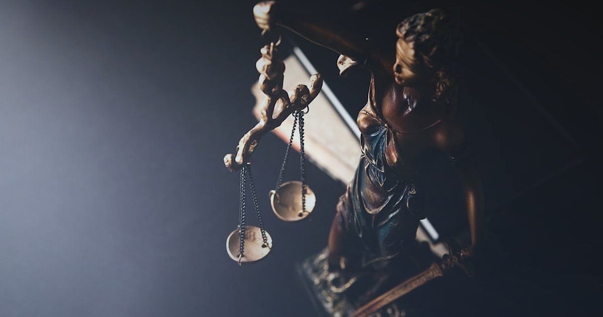 ETBİS Kaydı Nedir? E-Ticaret İçin Zorunlu Mu? 2026 Güncel Bilgi - digital scale weighing legal documents and money