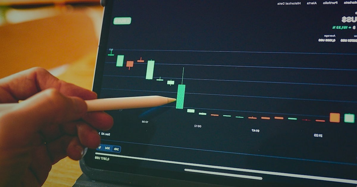 ETBİS Kaydı Nedir? E-Ticaret İçin Zorunlu Mu? 2026 Güncel Bilgi - person pointing at a digital dashboard showing growth charts