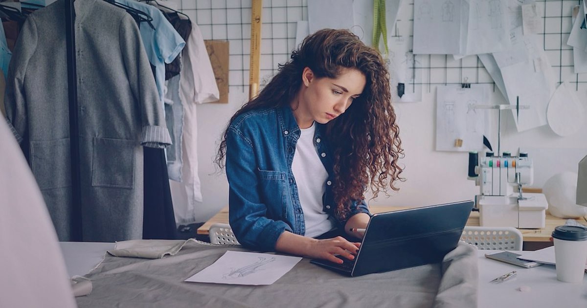 Etek Satışlarında Başarı: 2026 Sezonluk Takvim ve Kampanya Rehberi - woman browsing online clothing store catalog