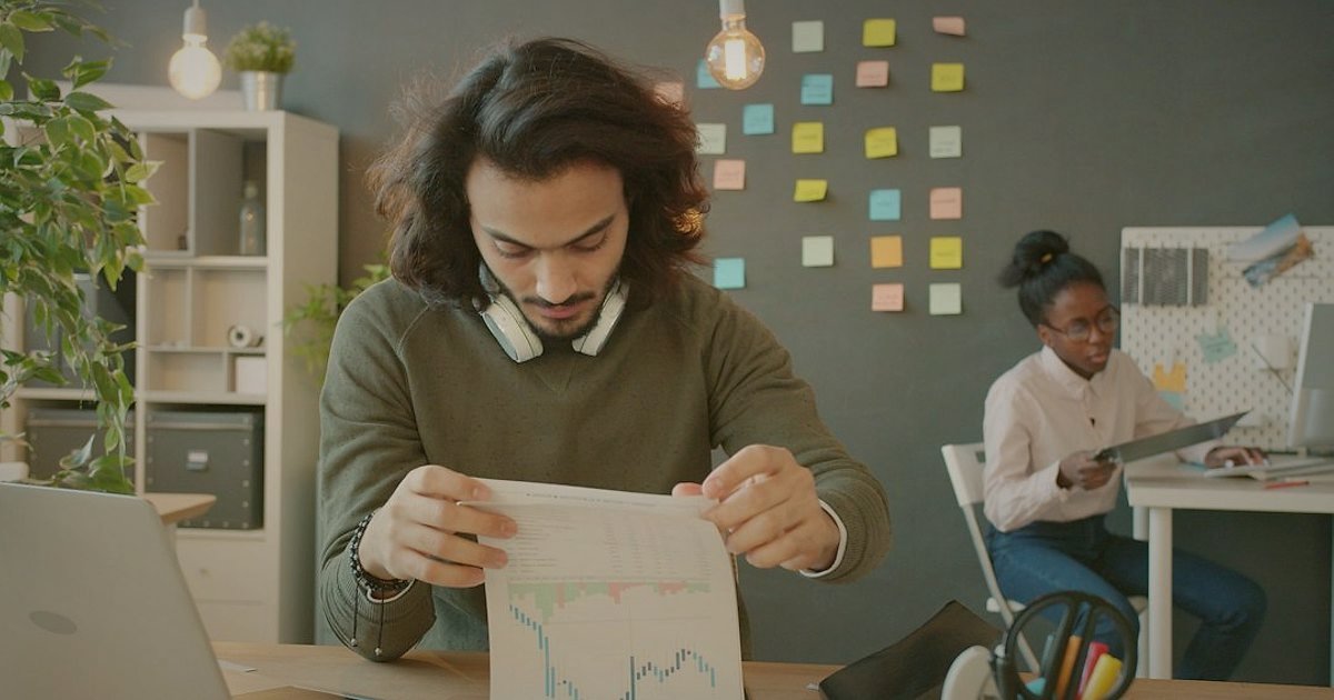 Etek Satışlarında Başarı: 2026 Sezonluk Takvim ve Kampanya Rehberi - person creating promotional flyers in an office