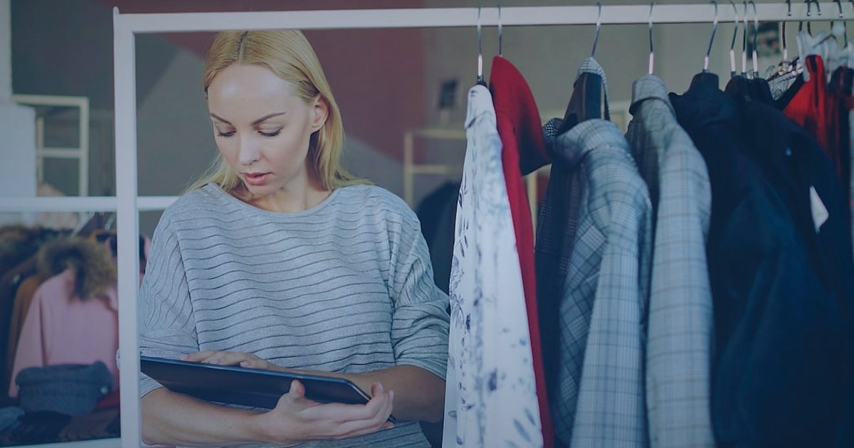 Etek Satışlarında Başarı: 2026 Sezonluk Takvim ve Kampanya Rehberi - person comparing discount tags on clothing items