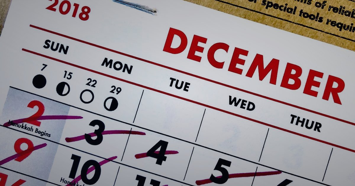 Etek Satışlarında Başarı: 2026 Sezonluk Takvim ve Kampanya Rehberi - calendar with marked dates and sticky notes