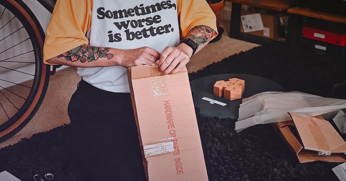 Etek Satışlarında Başarı: 2026 Sezonluk Takvim ve Kampanya Rehberi - customer happily unboxing a clothing package