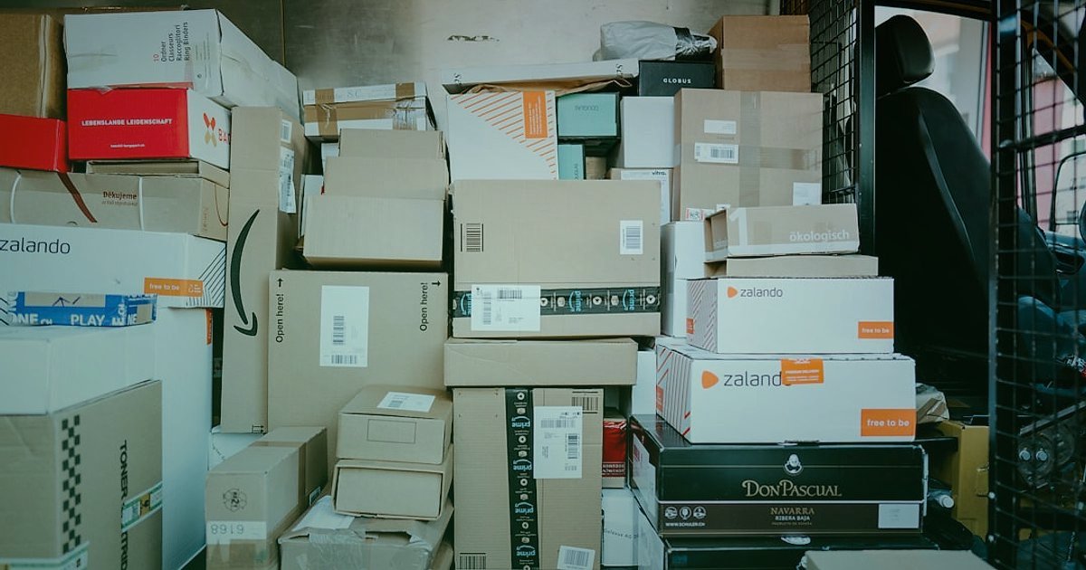 Ev Dekorasyonu Lojistiği 2026: Kargo, Paketleme ve Teslimatla Fark Yaratın - delivery truck with various package sizes stacked high