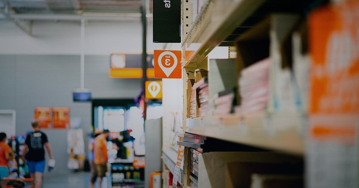Ev Dekorasyonu Lojistiği 2026: Kargo, Paketleme ve Teslimatla Fark Yaratın - organized return packages on a warehouse shelf with labels