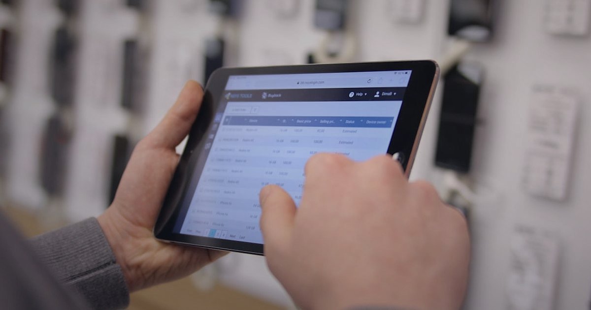 Ev Dekorasyonu Lojistiği 2026: Kargo, Paketleme ve Teslimatla Fark Yaratın - warehouse manager using tablet to track inventory and shipments