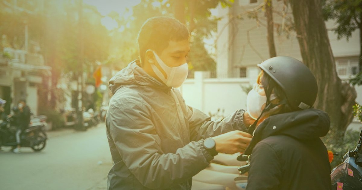 Ev Dekorasyonu Lojistiği 2026: Kargo, Paketleme ve Teslimatla Fark Yaratın - delivery driver handing package to customer, both wearing masks