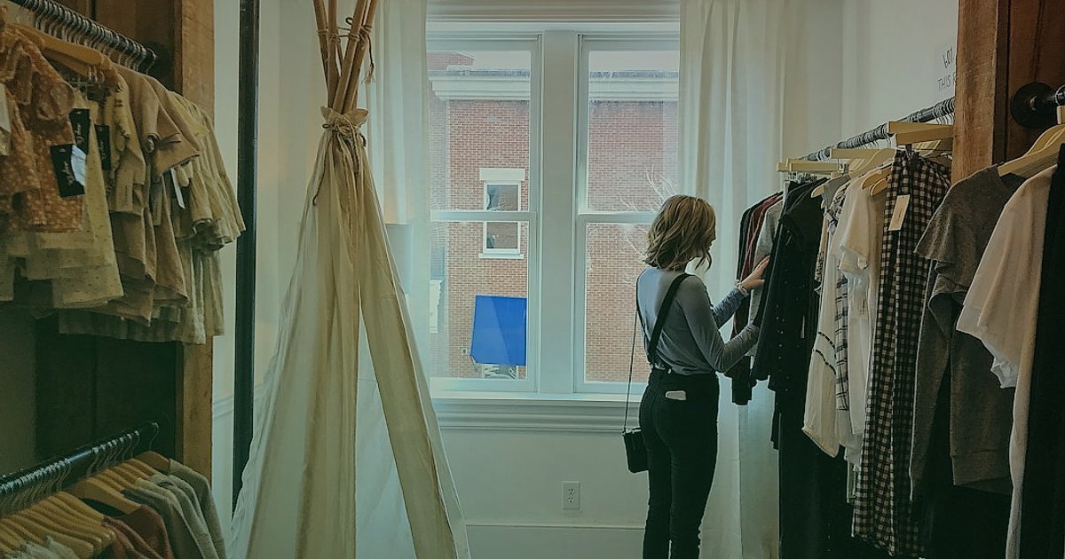 Ev Dekorasyonunda 2026 Sezonluk Kampanyalar: Satışları Katlamanın Sırları - woman choosing light colored curtains window