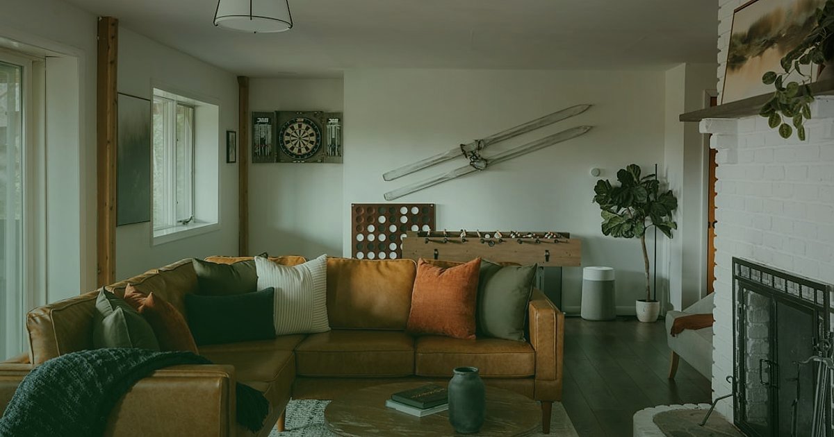 Ev Dekorasyonunda 2026 Sezonluk Kampanyalar: Satışları Katlamanın Sırları - cozy living room autumn decor pumpkins plaid