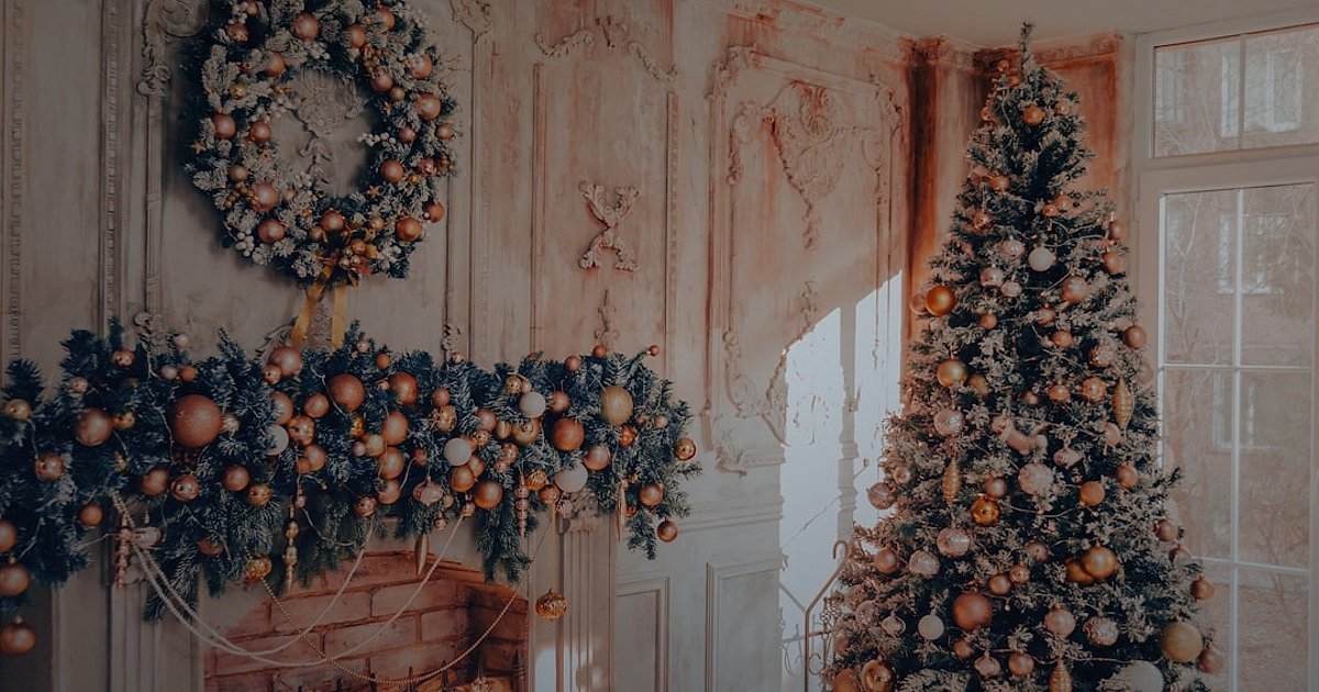 Ev Dekorasyonunda 2026 Sezonluk Kampanyalar: Satışları Katlamanın Sırları - christmas living room decorated fireplace tree
