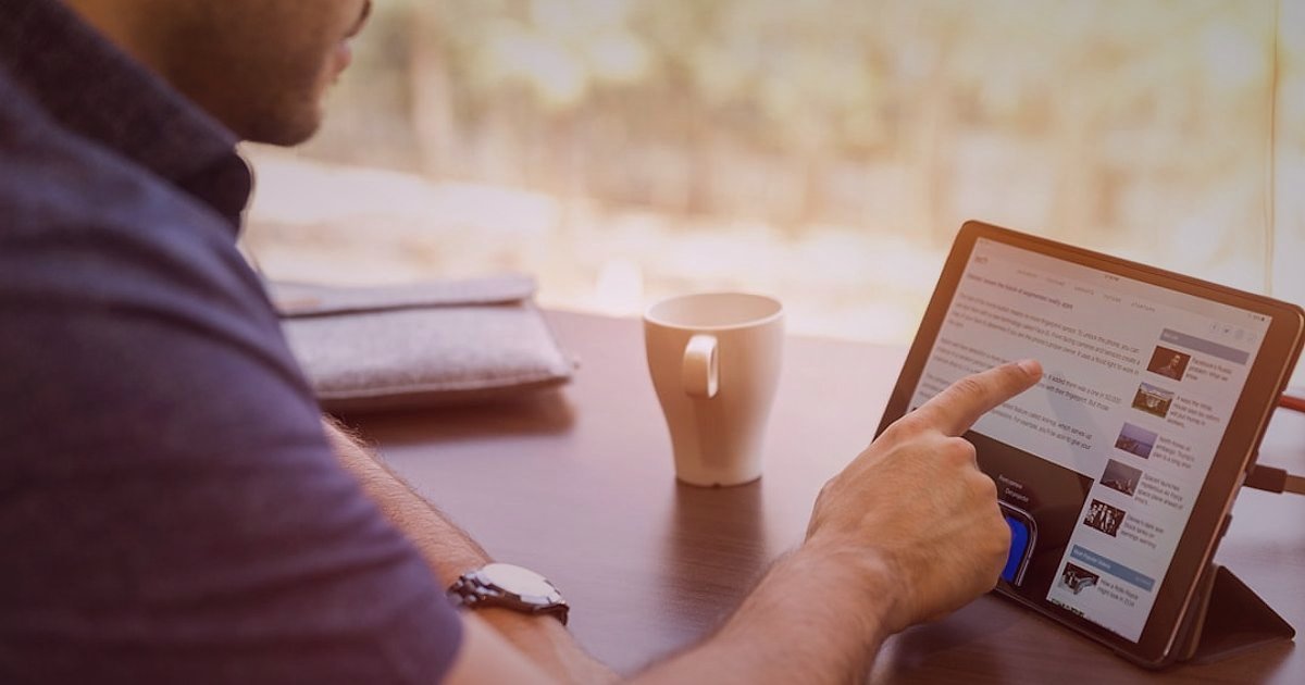 Ev Dekorasyonunda 2026 Sezonluk Kampanyalar: Satışları Katlamanın Sırları - person using laptop tablet phone showing ecommerce dashboard