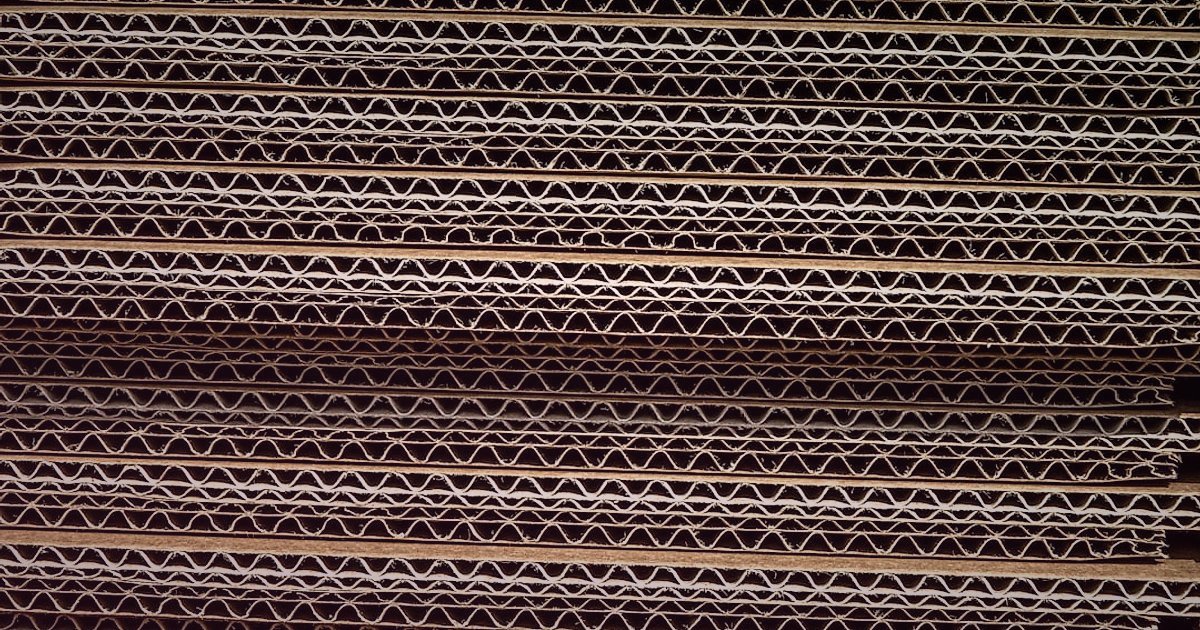 Evcil Hayvan Ürünleri Dropshipping: 2026'da Rakipleri Yenme Taktikleri - eco-friendly packaging materials stacked neatly