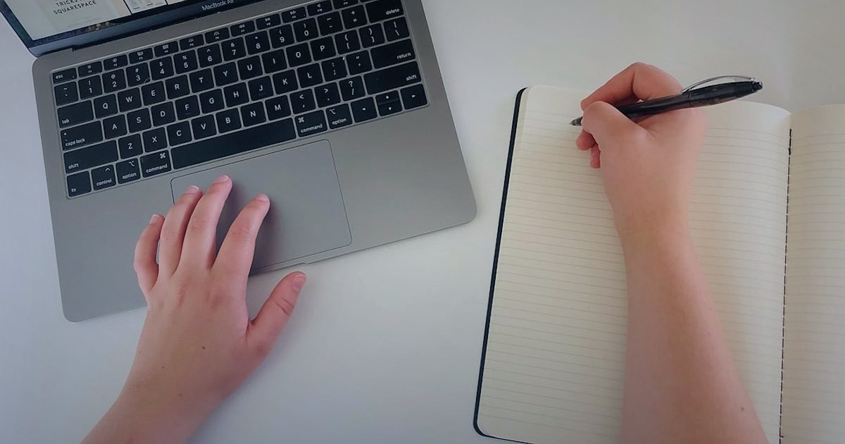 Evcil Hayvan Ürünleri Dropshipping: 2026'da Rakipleri Yenme Taktikleri - person writing on a notepad near a laptop with blog post on screen