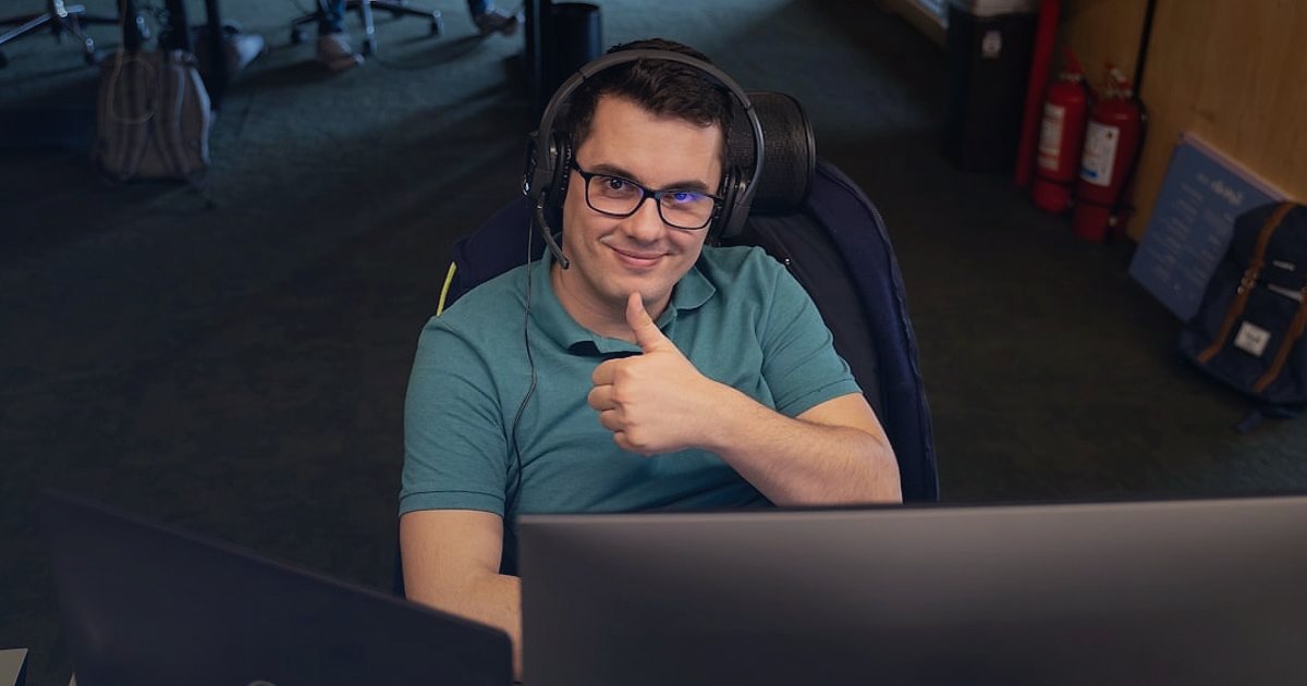 Evcil Hayvan Ürünleri Dropshipping: 2026'da Rakipleri Yenme Taktikleri - customer service representative smiling on phone headset