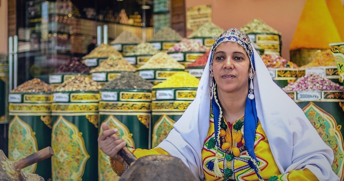 Fark Yaratın: 2026 Kuruyemiş Pazarında Rakip Analizi ve Stratejik Üstünlük - bustling turkish spice market vendor weighing nuts