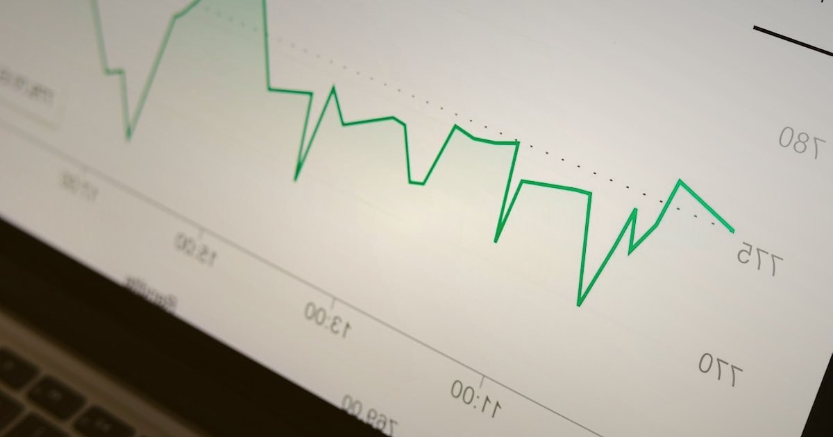 Fark Yaratın: 2026 Kuruyemiş Pazarında Rakip Analizi ve Stratejik Üstünlük - laptop screen showing competitor pricing data chart