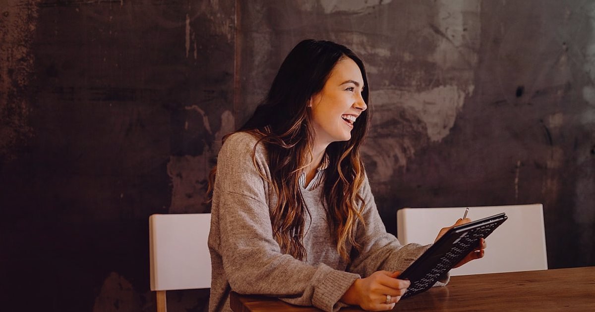 Fark Yaratın: 2026 Kuruyemiş Pazarında Rakip Analizi ve Stratejik Üstünlük - woman reading customer reviews on tablet with smiling face
