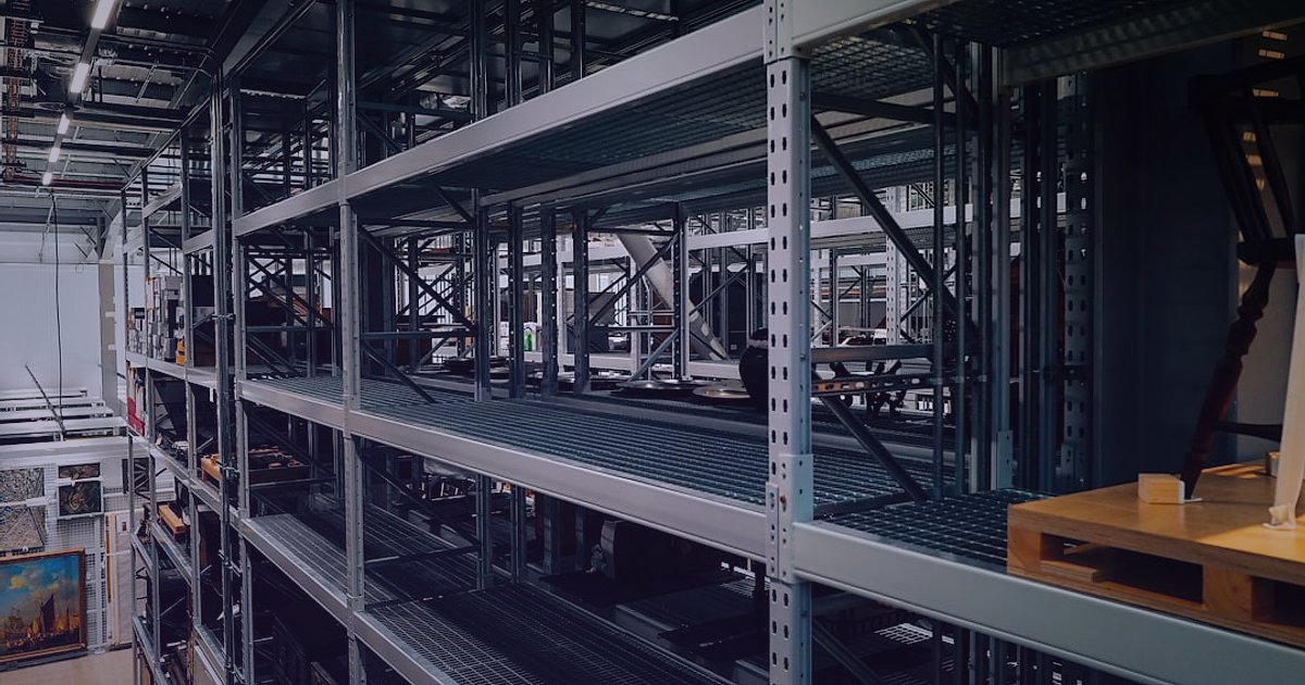 Fitness Ekipmanları Dropshipping: 2026'da Güvenilir Tedarikçi Bulma Rehberi - warehouse worker checking inventory shelves