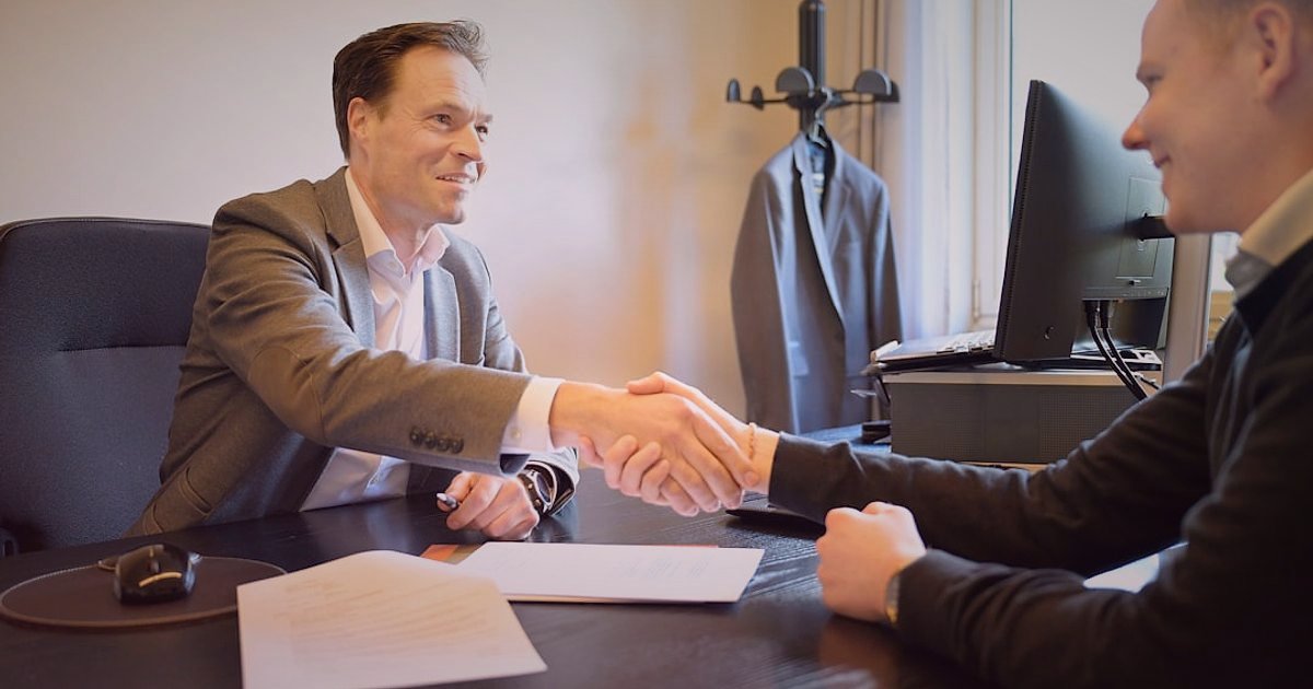 Fitness Ekipmanları Dropshipping: 2026'da Güvenilir Tedarikçi Bulma Rehberi - handshake agreement business people office