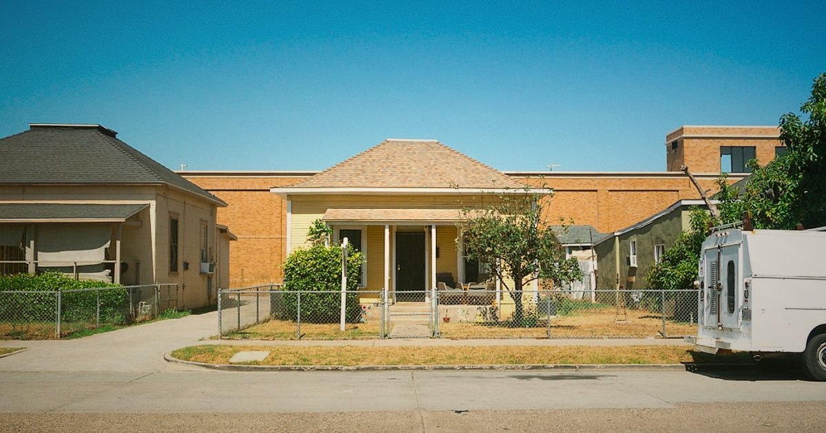 Fitness Ekipmanları Dropshipping: 2026'da Güvenilir Tedarikçi Bulma Rehberi - delivery van parked at suburban house