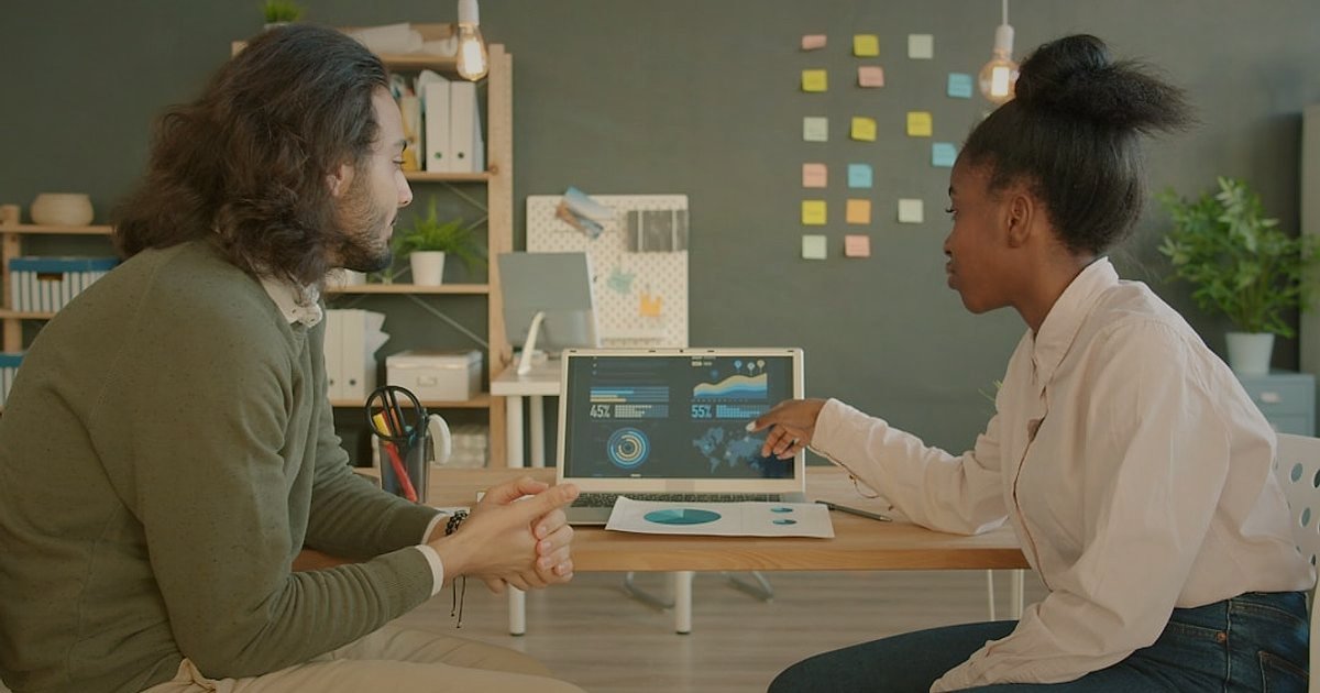 Google Ads E-Ticaret Kampanyası 2026: Adım Adım Başarı Rehberi - business people analyzing sales charts dashboard
