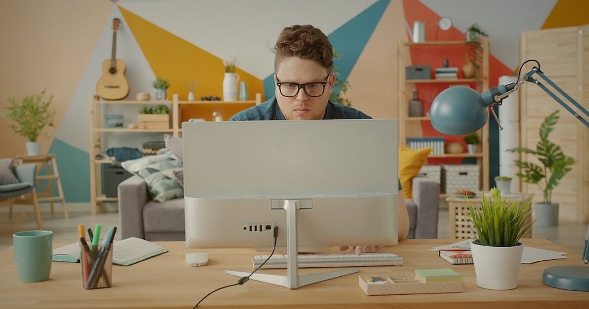 Google Ads E-Ticaret Kampanyası 2026: Adım Adım Başarı Rehberi - person setting up computer in modern office